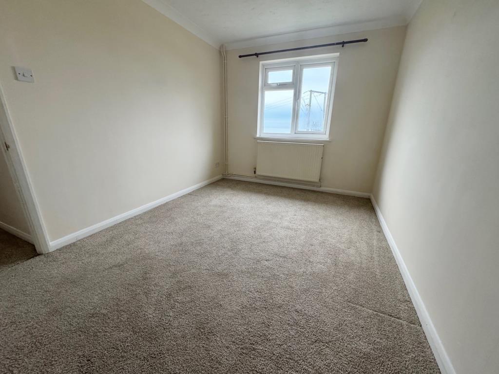 Lot: 103 - TWO-BEDROOM FLAT WITH SEA VIEWS AND SHARE OF FREEHOLD - Bedroom 1 - alternative view
